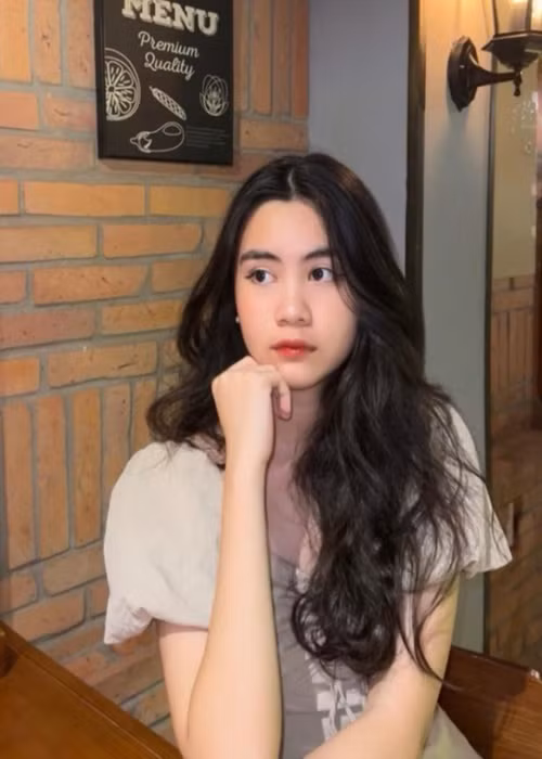 Hạt Dẻ - công chúa út tuổi teen của Quyền Linh càng lớn càng xinh Hat De - cong chua ut tuoi teen cua Quyen Linh cang lon cang xinh