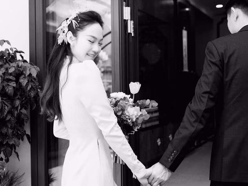 Loạt ảnh Minh Hằng tình tứ bên chồng trong lễ gia tiên Loat anh Minh Hang tinh tu ben chong trong le gia tien