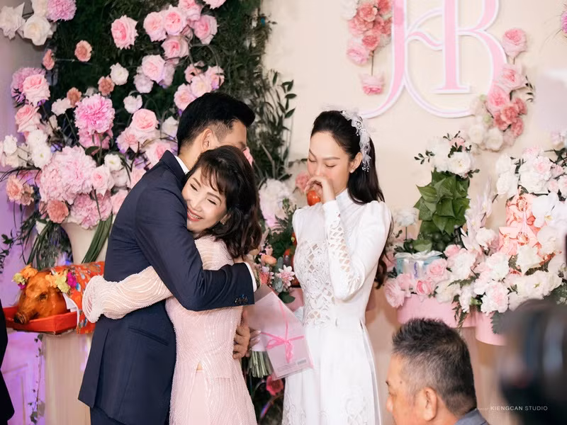 Minh Hằng xúc động khi ông xã ôm cảm ơn mẹ của Minh Hằng.