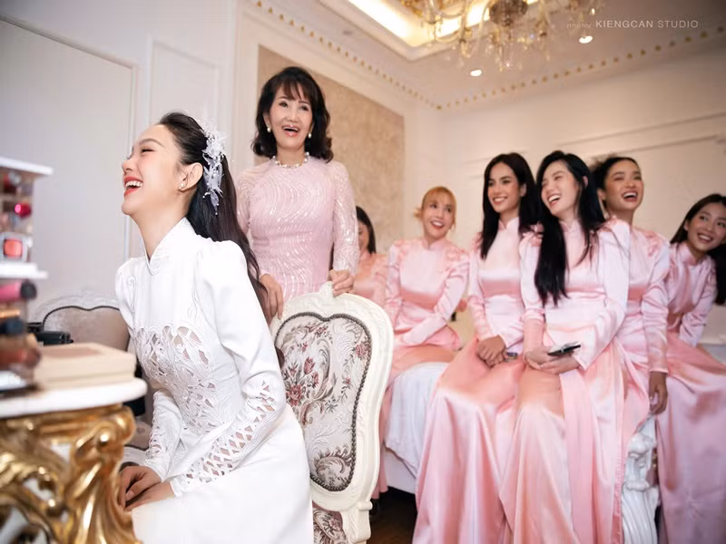 Dàn phù dâu trêu đùa vui Minh Hằng.