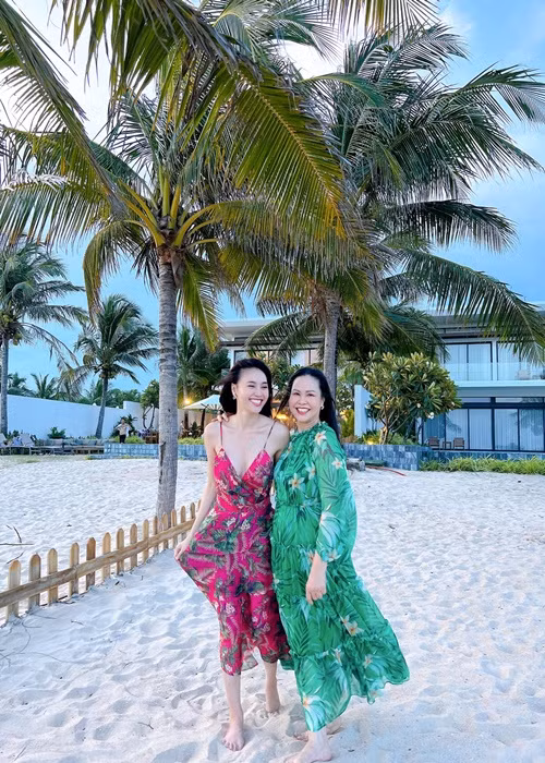 Trước đó, Lan Ngọc cũng đăng tải hình ảnh mẹ ruột trong chuyến nghỉ dưỡng. Ảnh: FBNV