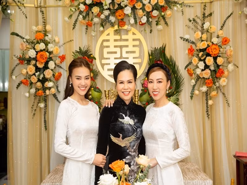 Lan Ngọc từng chia sẻ quá khứ nghèo khó của bố mẹ. "Thật ra ba tôi làm công chức nhà nước, làm công an thì chỉ có nhiêu đó tiền thôi, đem về đưa cho mẹ. Mẹ tôi cầm số tiền đó mở quán. Hồi xưa nhà nghèo lắm, khi sinh tôi ra, nhà nước cho bốc thăm được miếng đất ngay mặt tiền luôn, là cái nhà bây giờ. Hồi xưa làm gì có tiền, mẹ tôi lúc đầu lên Sài Gòn thì chỉ bán cóc, ổi, mía ghim ở chợ Bến Thành thôi. Ba thì đi làm trong nhà nước, tiền đâu ra mà có", cô nói. Ảnh: Dân Việt