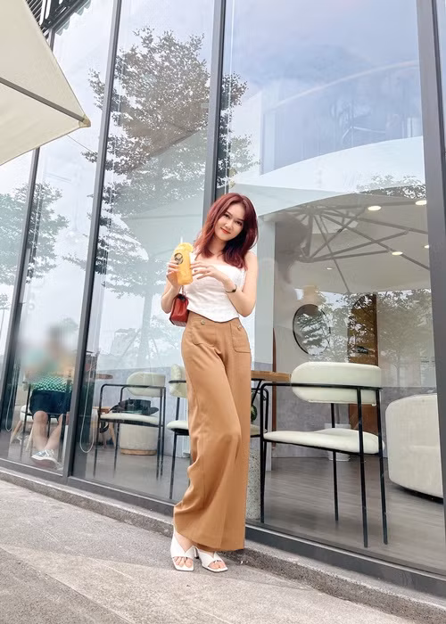 "Buổi trưa em đói cồn cào/Ship em một chút ngọt ngào đi anh", Hương Giang viết khi khoe ảnh trẻ trung.