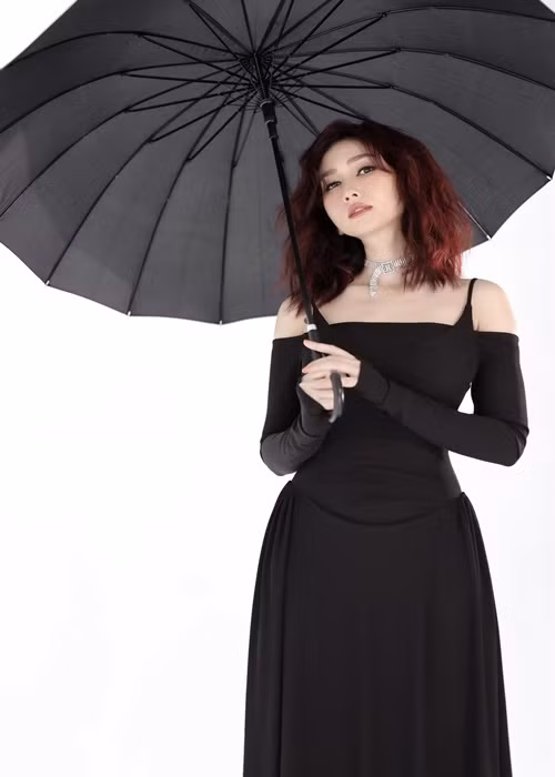 Đi kèm hình ảnh cầm ô, Hương Giang viết: "Đã qua rồi tháng năm thương người vội vã. Em tự cầm ô che chắn cuộc đời mình".