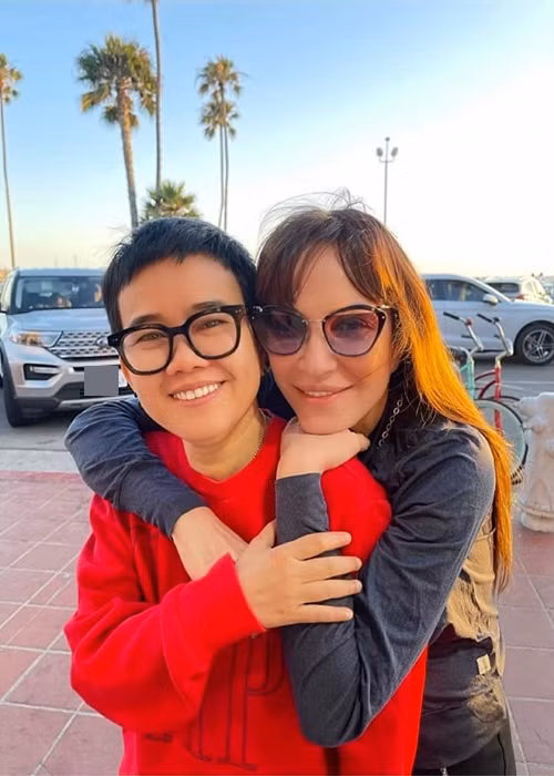 Dưới bài đăng của Phương Uyên, Thanh Hà để lại bình luận: “Cám ơn gió đã ngừng thổi” đồng thời đăng tải khoảnh khắc vai kề vai má kề má giữa hai người.