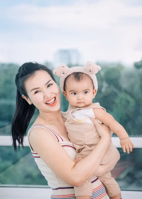 Bé Moon lại tỏ ra yêu thích âm nhạc và nhảy múa giống mẹ.