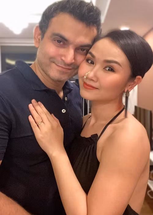 “Vợ chồng không ăn chung, tôi cũng không nấu cho anh ấy. Anh ấy muốn ăn thì tự nấu, còn tôi cũng tự nấu luôn”, cô từng nói.