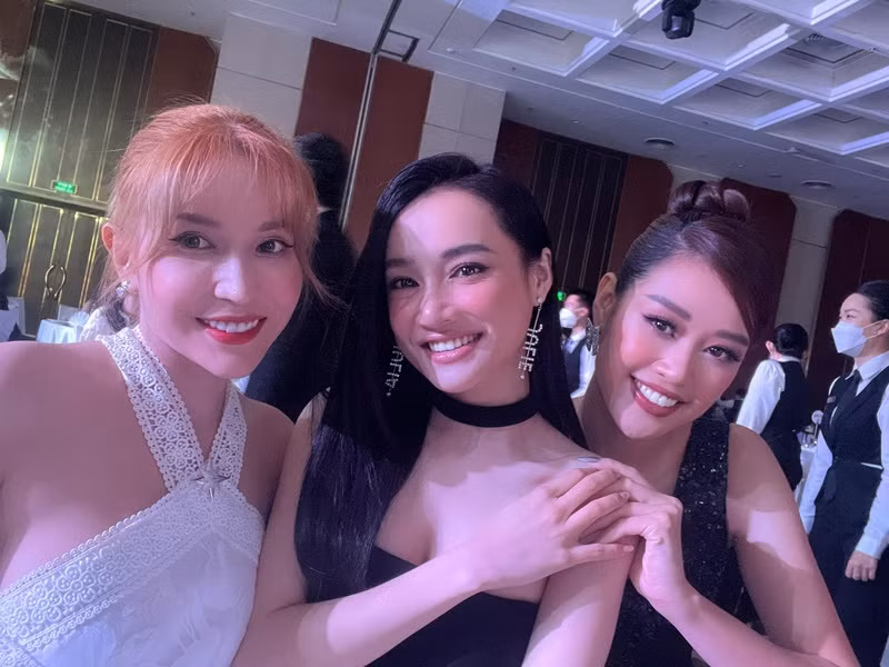 Nhã Phương đọ sắc cùng Khả Như, Hoa hậu Khánh Vân. Ảnh: FB Khả Như