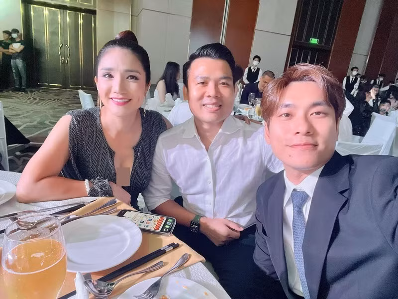 Cát Tường chia sẻ hình ảnh chụp cùng Kiều Minh Tuấn khi đến dự tiệc cưới. Đây là lần hiếm hoi nam diễn viên xuất hiện sau khi Cát Phượng tuyên bố cả hai chia tay vào năm 2021. Ảnh: FB Cát Tường