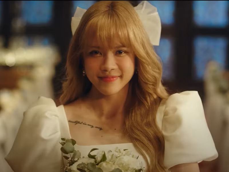 Mới đây, Thiều Bảo Trâm tung ra MV “Chúng ta làm bạn được không?”. Đây là phần 2 của MV "Sau lưng anh có ai kìa". Ảnh: Tuổi trẻ xã hội