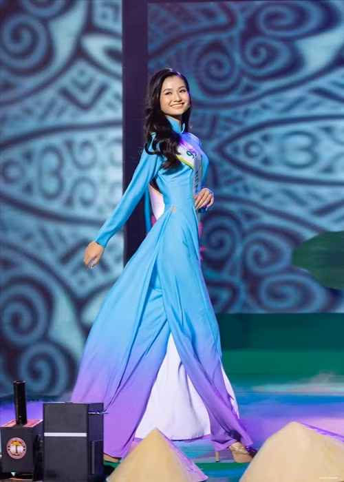 Ở phần thi ứng xử, Thanh Hà nhận được câu hỏi: “Nếu đạt danh hiệu Hoa hậu Môi trường Việt Nam, em phải làm gì để xứng đáng là đại sứ trong cuộc thi với các hoạt động về môi trường?". Ảnh: Lao động