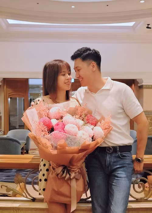  Mạnh Trường vừa đăng tải hình ảnh hạnh phúc bên bà xã Lan Phương. Đi kèm với đó, anh thông báo tin vui bầu bí của vợ: "Chúc mừng sinh nhật mẹ bầu nhé. Cảm ơn em lại vất vả vì anh thêm 1 lần nữa. Tỷ số lúc này là 3-2 nghiêng về đội Trường Bon Bi".