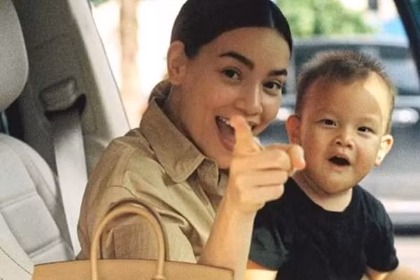 Sao nhí theo mẹ đi làm: Con Hòa Minzy chỉn chu, con Hà Hồ banh nóc Sao nhi theo me di lam: Con Hoa Minzy chin chu, con Ha Ho banh noc