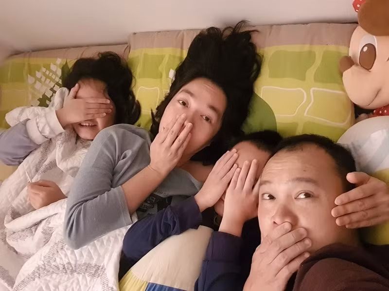 Trên trang cá nhân, Lại Bắc Hải Đăng thoải mái chia sẻ hình ảnh bên vợ con. Ảnh: FBNV