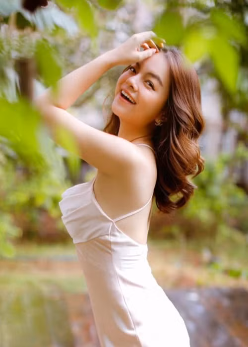 Nữ ca sĩ dí dỏm chia sẻ: "Tôi tự hỏi nhìn mình như thế này còn không biết đường gọi là cô hay sao".