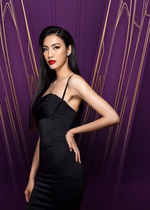 Nguyễn Oanh ăn mặc, trang điểm theo phong cách hoa hậu.