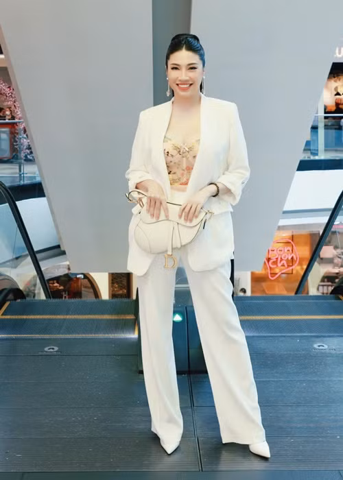Pha Lê khoe "siêu vòng ba" 98cm, đây là loạt Kim Kardashian phiên bản Việt Pha Le khoe