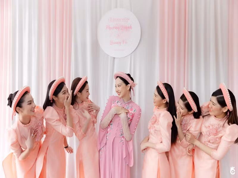 Trong lễ ăn hỏi, Phương Quỳnh diện áo dài hồng. Ảnh: FB Cẩm Đan