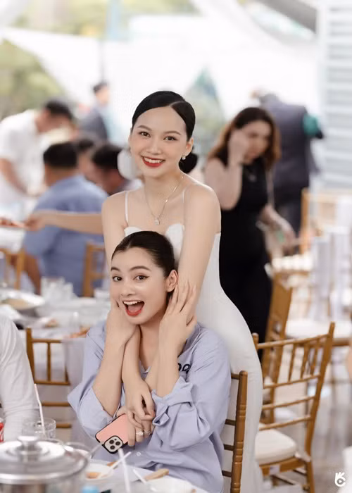 Cùng tham gia Hoa hậu Việt Nam 2020, Cẩm Đan và Phương Quỳnh có mối quan hệ thân thiết. Ảnh: FB Cẩm Đan