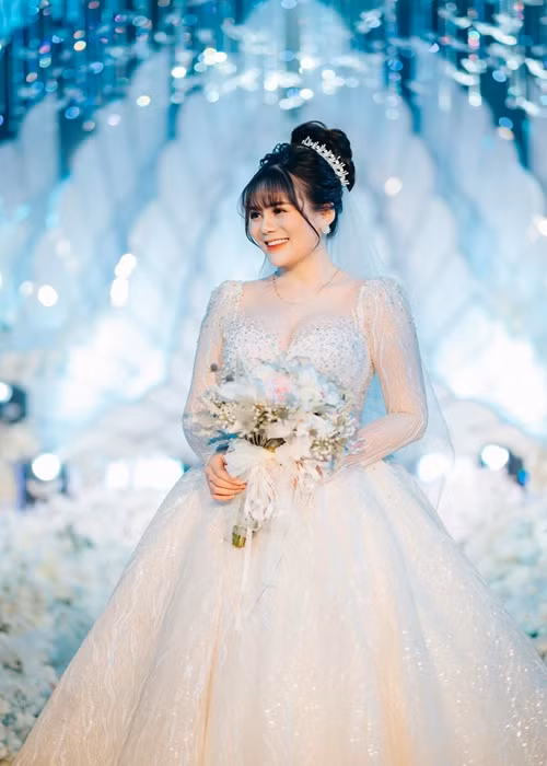 Dưới bài đăng của Trang Moon, nhiều nghệ sĩ gửi lời chúc mừng. Nghệ sĩ Lan Hương viết: "Chúc mừng hạnh phúc nhé con! Cô phải đi công tác suốt nửa tháng nên không tới chúc mừng và ôm con được. Thương yêu". Nghệ sĩ Minh Phương nhắn nhủ đến Trang Moon: "U chúc mừng hạnh phúc hai con nhé! Vậy là Trang đã là vợ người ta". Ảnh: FBNV