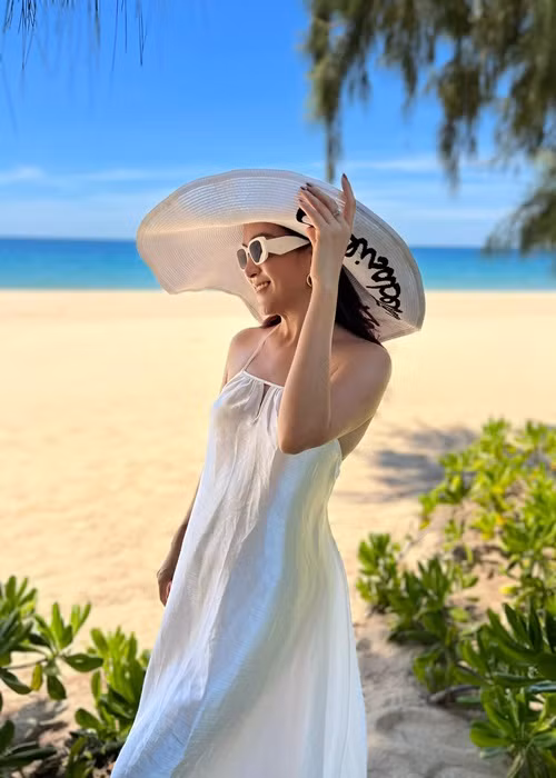 Trên trang cá nhân, doanh nhân Anh Thơ vừa đăng tải hình ảnh trên bãi biển. Bà xã của Bình Minh diện chiếc váy trắng hai dây khoe vai trần gợi cảm.