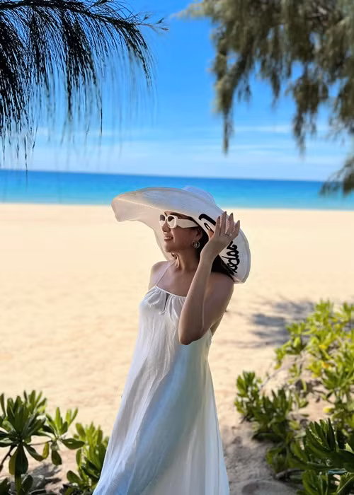 Nữ doanh nhân tạo dáng như người mẫu.
