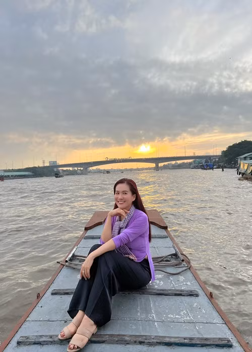 Anh Thơ luôn chăm chút vẻ ngoài. Cô tập luyện nhiều môn thể thao như gym, yoga.