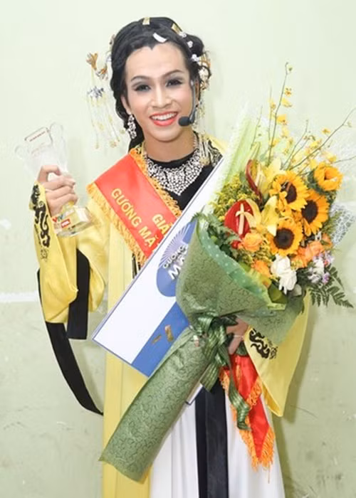 Bạch Công Khanh giành giải quán quân Gương mặt thân quen. Ảnh: FBNV