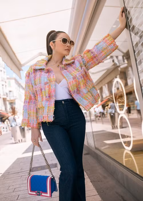 Lý Nhã Kỳ khéo léo kết hợp trang phục và phụ kiện cùng hãng Chanel.