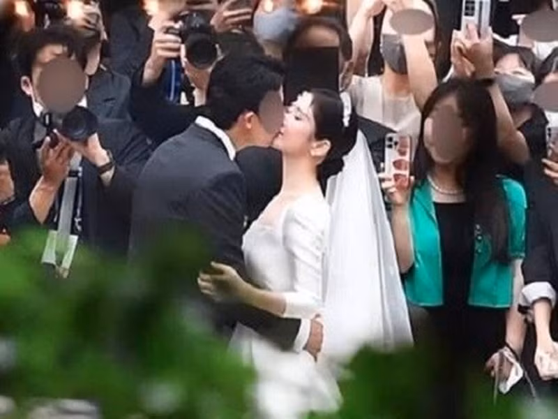Vợ chồng Jang Nara trao nhau nụ hôn lãng mạn trong hôn lễ. Ảnh: Giao thông