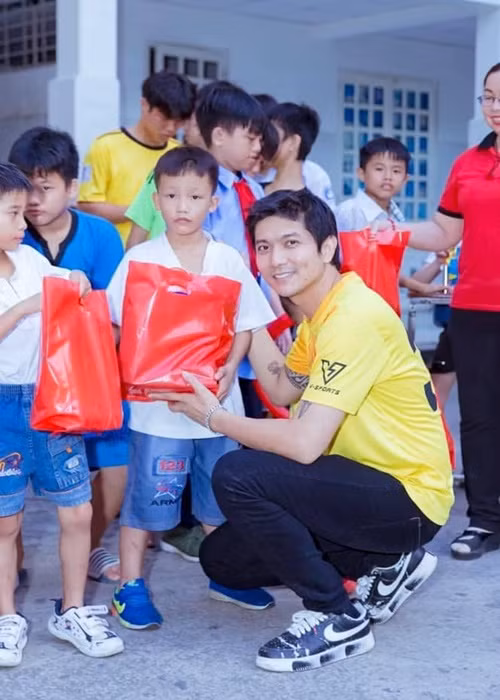 Trên trang cá nhân, Tim đăng tải hình ảnh làm việc, khi đi từ thiện, những khoảnh khắc bên con, đồng nghiệp.