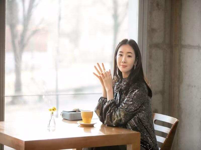Năm 2019, ông xã của Choi Ji Woo bị một youtuber tố ngoại tình. Theo youtuber này, chồng của nữ diễn viên lái xe đưa một người phụ nữ đến khách sạn. Thế nhưng, ngay sau đó, youtuber này lại công khai xin lỗi. Ảnh: VTV