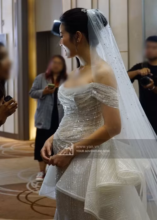 Cô dâu mang bầu hơn 5 tháng và chưa tiết lộ giới tính em bé trong bụng. Ảnh: Yan