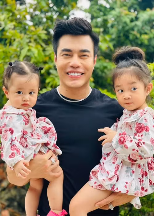  Lê Dương Bảo Lâm là diễn viên hài có tổ ấm hạnh phúc nhất nhì của showbiz Việt. Bà xã của anh - Quỳnh Quỳnh đã hạ sinh cho nam diễn viên hai cô con gái.