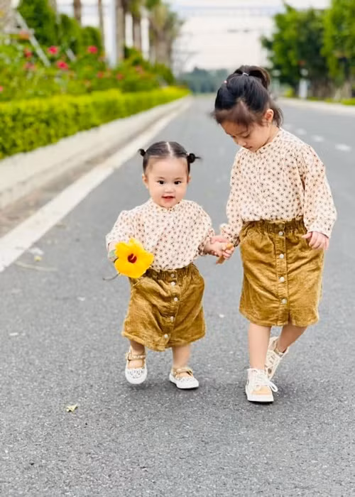 Bé Bảo Nhi thường xuyên mặc đồ đôi với em gái Bảo Ngọc.