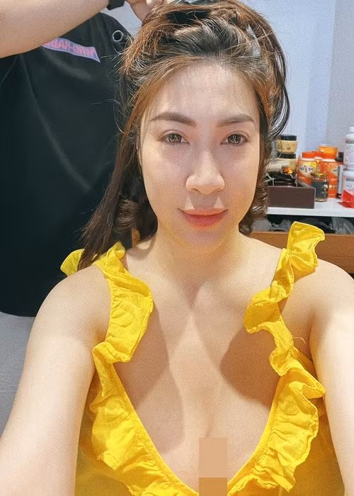 Bà mẹ một con khoe vòng một trễ nải với váy xẻ ngực sâu.