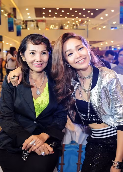 Khi Minh Hằng 12 tuổi, bà Minh Châu ly hôn. Sau đó, chồng cũ của bà tái hôn nhưng cuộc hôn nhân này không hạnh phúc. Ảnh: Khám phá