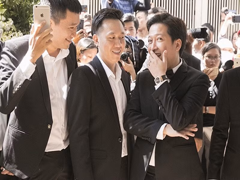 Vì quy định mang theo thiệp cưới, hai nghệ sĩ Xuân Nghị và Anh Đức suýt nữa không được dự đám cưới của Trường Giang vì quên thiệp. Tuy nhiên, gia đình Trường Giang đã lường trước sự việc này và chuẩn bị sẵn một số thiệp trắng cùng đội ngũ đón tiếp những khách quên đem thiệp. Ảnh: Zing