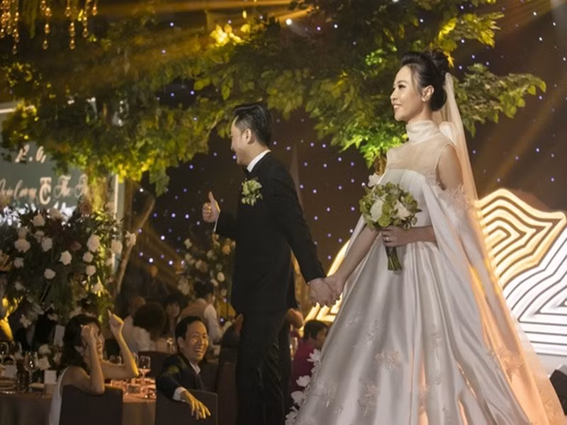 Phía Cường Đô la và Đàm Thu Trang từng giải thích rằng vì lễ cưới có nhiều thiết bị, trong khi đó nhà hàng lại không đủ lượng người để quản lý. Vì lo lắng đến an toàn của các bé, cặp đôi không khuyến khích trẻ dưới 5 tuổi tham dự. Ảnh: Lao động