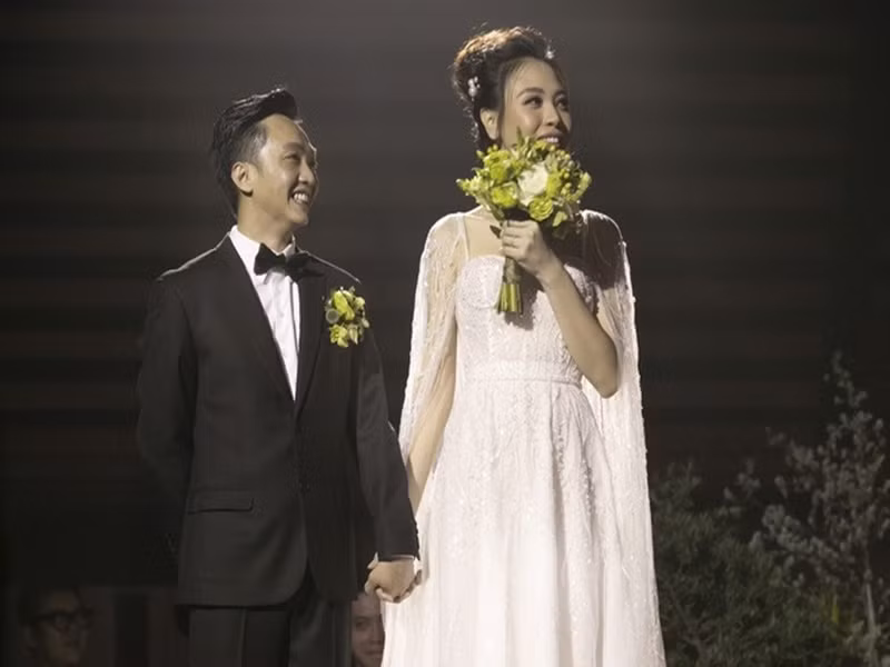 Trong thời khắc quan trọng nhất trong đám cưới Đàm Thu Trang, khách mời không sử dụng điện thoại và các thiết bị ghi hình. Ngoài ra, khách mời chỉ có một cổng duy nhất để vào và một khoảng thời gian rất ngắn để chụp ảnh. Ảnh: Lao động