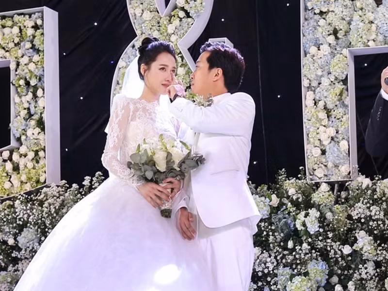Khi tổ chức đám cưới, Trường Giang - Nhã Phương dặn dò người thân, bạn bè phải mang theo thiệp mời, mặc trang phục màu trắng hoặc đen và không dắt trẻ em đi cùng. Ảnh: Zing