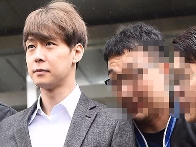 Trước lời tố của Hana, Park Yoochun bị cảnh sát điều tra. Sau đó, cảnh sát phát hiện Park Yoochun dương tính với ma túy. Cuối cùng, nam ca sĩ lãnh mức án 2 năm tù treo, nộp phạt 1,4 triệu won và bắt buộc phải cai nghiện ma túy. Ảnh: Công an TP HCM