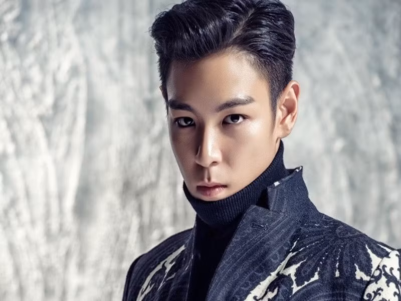 Tháng 6/2017, thông tin ca sĩ T.O.P (Big Bang) bị điều tra vì hành vi hút cần sa với thực tập sinh tại nhà riêng gây xôn xao dư luận. Sau đó, nam ca sĩ thừa nhận đã sử dụng cần sa 4 lần từ tháng 10/2016. Thành viên Big Bang cuối cùng nhận án 2 năm quản chế về hành vi sử dụng cần sa và 10 tháng tù nếu vi phạm lần hai. Ảnh: Koreaboo