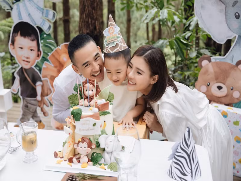 Cả gia đình Lương Thế Thành diện trang phục tông trắng.