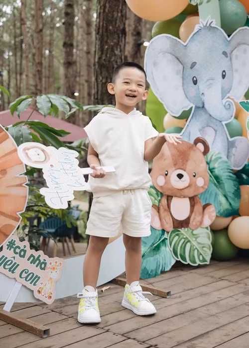 Con trai của Lương Thế Thành ngày càng kháu khỉnh.