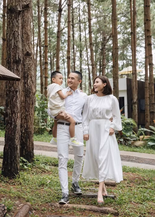 Thúy Diễm từng khoe được mẹ chồng yêu thương: "Tôi có một người mẹ thứ 2 thật sự từ khi lấy chồng. Người phụ nữ chuẩn Việt Nam chăm chồng, chăm con, chăm cháu. Nhờ thế mà mới có 1 diễn viên Thúy Diễm đầy năng lượng của hiện tại, máu lửa với nghề. Vì một tay cô ấy bảo bọc chăm sóc Bảo Bảo từ lúc còn đỏ hỏn trên tay đến tận bây giờ. Mẹ đi đâu cũng kệ, nội thì luôn phải xà nẹo mới chịu ngủ, chịu ăn nha. Tôi là một người may mắn. Cám ơn mẹ".