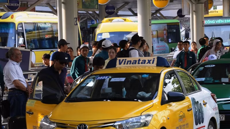 Tuy nhiên, ngay khi vừa bước khỏi sân bay, nhiều người không khỏi choáng trước cảnh giao thông đông đúc ở khu vực đón xe vào TP.