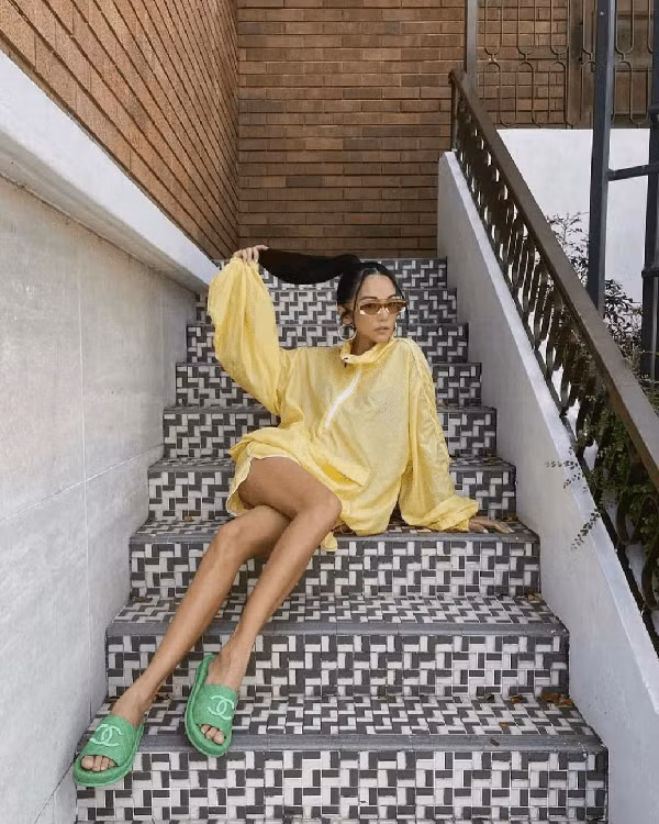 Giải thích về độ “hot” của loại dép này, một vài stylists cho rằng chúng hướng đến cảm giác thoải mái nhất cho người dùng. Chất liệu dày song vẫn mềm mại khiến cơ thể vận động một cách dễ dàng.