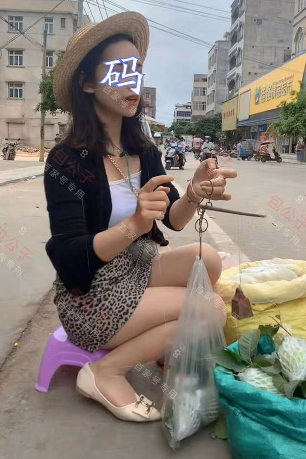 Không những vậy, hàng hóa của cô cũng khiến người nhìn cảm thấy “có vấn đề”. Nhiều người cho rằng đây thực chất chỉ là “đạo cụ” được cô dàn dựng, nhằm đạt được mục đích của bản thân. Cụ thể, cô nàng chỉ chuẩn bị hai loại rau với số lượng ít ỏi. (Ảnh: Sohu)