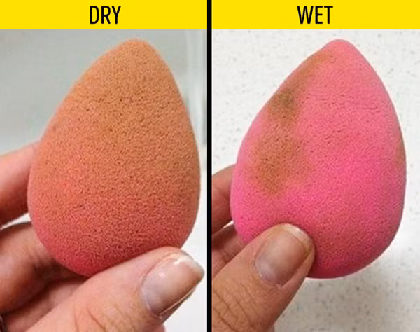 Sử dụng bọt biển khô để tán phấn. Sử dụng những miếng bọt biển khô tán phấn không được khuyến khích. Nguyên nhân bởi chúng sẽ khiến phấn bám dày, không trải đều trên da mặt so với việc thêm một chút ẩm.